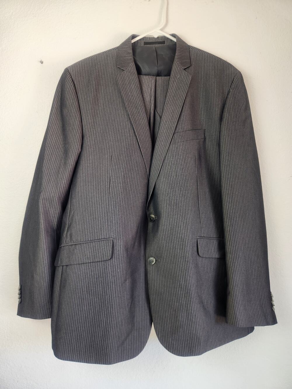 Kenneth Cole Reaction 2 Piece Suit Gray Striped Size 46R Pants 40x32